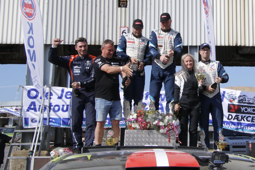 Der var glade smil og champagnesprøjt på podiet efter løbet
(Foto: Allan Christensen)